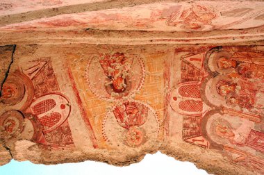 Freskler ve duvar resimleri bir mağara kilise içinde