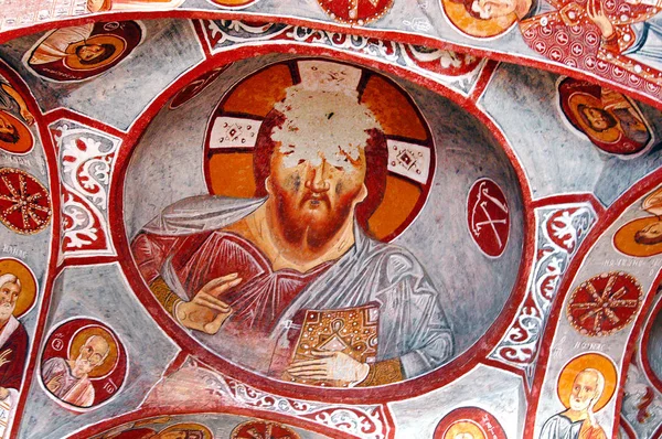 Fresques et peintures murales dans une chapelle de grotte — Photo