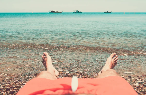 Man relaxing on the beach — Stock Photo, Image