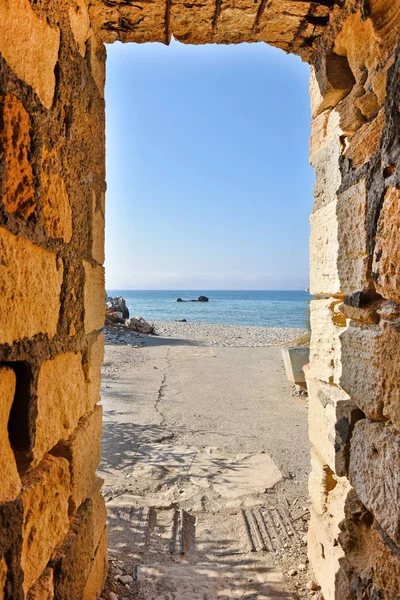 Výhled na moře přes starověké tunel — Stock fotografie