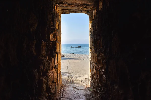 Вид на море через древний туннель — стоковое фото