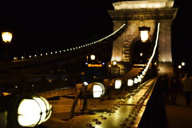 Karanlıkta parlayan Chain Bridge Budapeşte'ışıkları