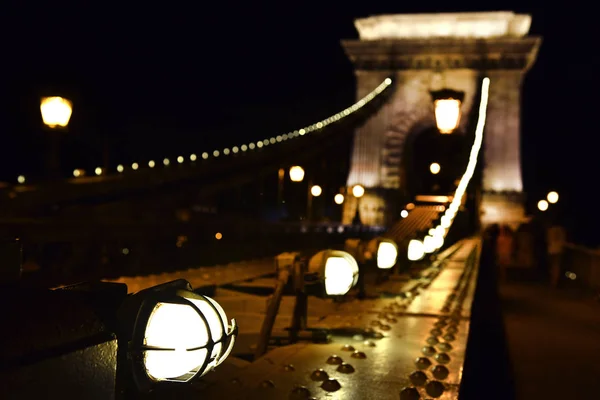 Lights on the Chain Bridge in Budapest glowing in the night — Stock Photo, Image