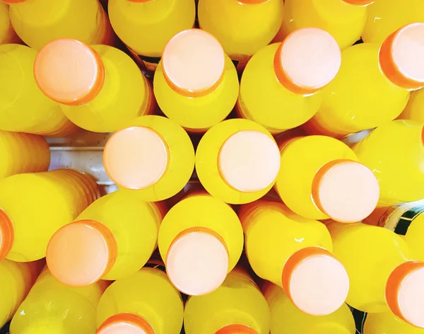 Flaskor med färsk apelsinjuice — Stockfoto