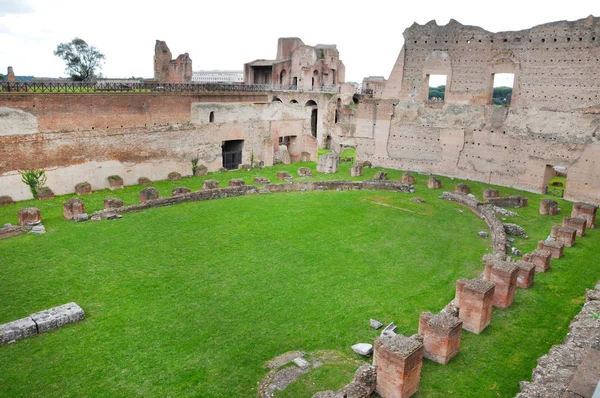 Археологические раскопки в Римском форуме, Рим — стоковое фото