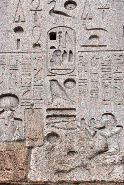 Hieróglifo egípcio no obelisco — Fotografia de Stock