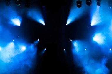 Sahne ışıkları bir rock konseri sırasında