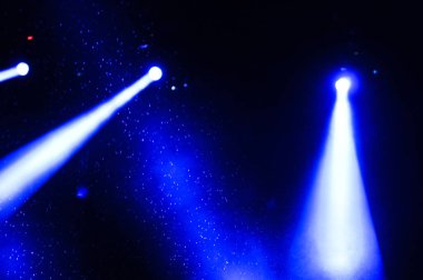 Sahne ışıkları bir rock konseri sırasında