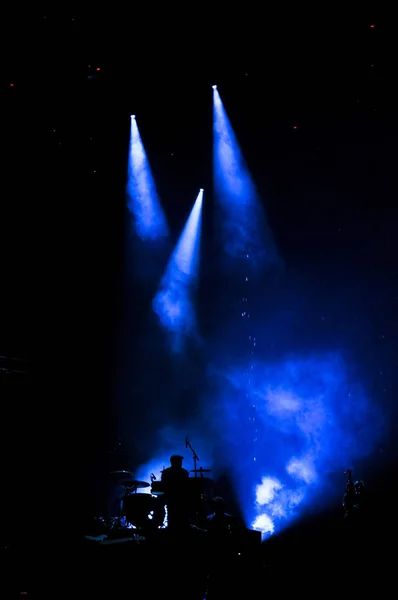 Silhueta de baterista tocando ao vivo — Fotografia de Stock