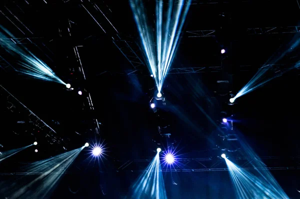 Luzes de palco durante um concerto de rock — Fotografia de Stock