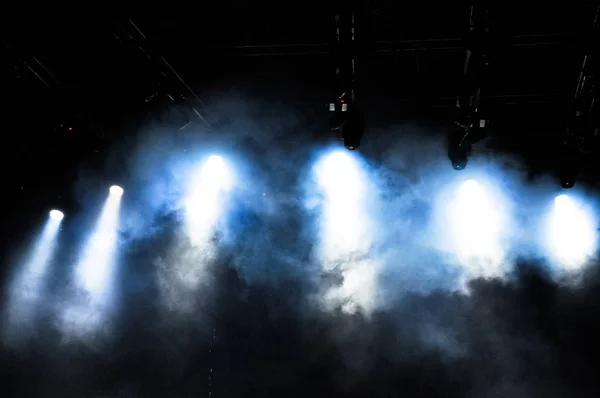 Сценический свет во время рок-концерта — стоковое фото