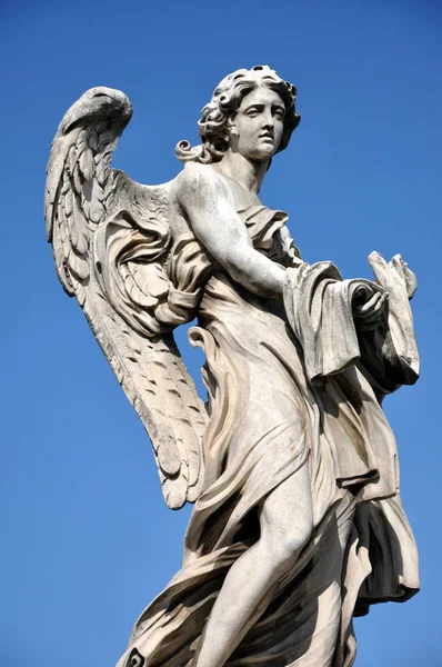 Estatua de ángel con alas — Foto de Stock