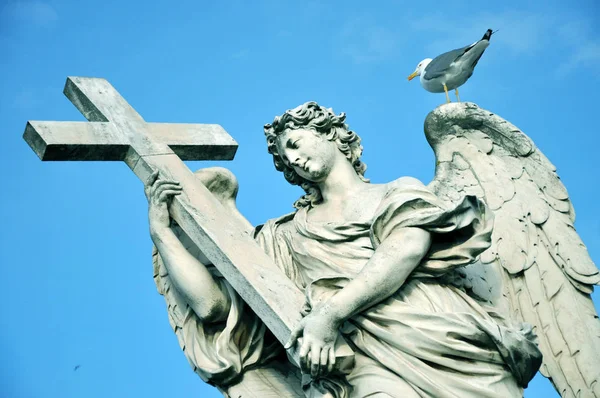 Estatua de ángel con cruz santa — Foto de Stock