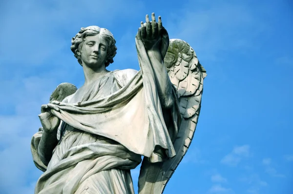 Статуя ангела, держащая священную вуаль — стоковое фото