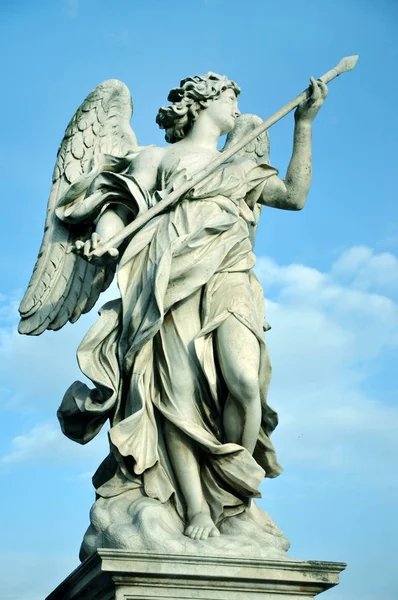 Socha anděla drží svaté kopí — Stock fotografie