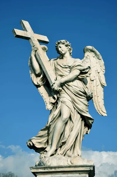 Estatua de ángel con cruz santa — Foto de Stock