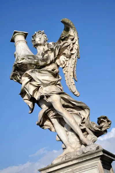 Marmeren standbeeld van engel tegen blauwe hemel — Stockfoto