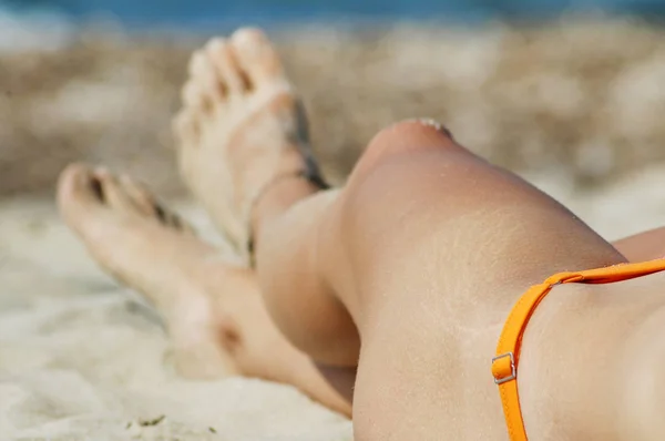 Gambe e piedi femminili sulla spiaggia di sabbia bianca — Foto Stock