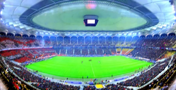 Размытый футбольный стадион и толпа людей — стоковое фото
