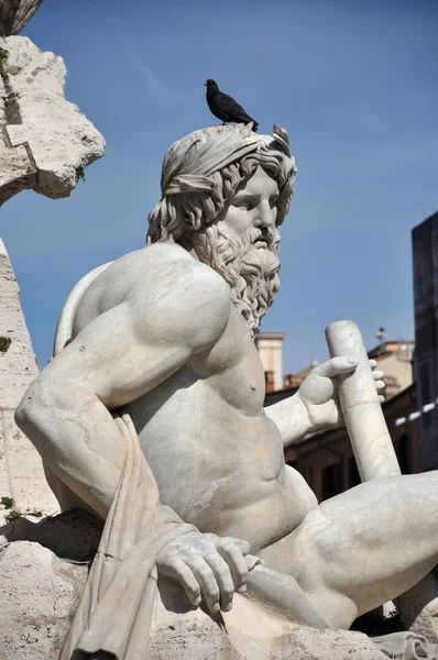 Italský socha v náměstí Navona, Řím. — Stock fotografie