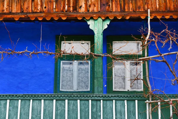 Veranda, maloval modrou zeď, révy vinné révy — Stock fotografie