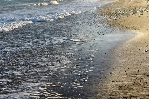 Морские волны на песчаном пляже — стоковое фото