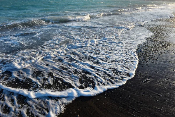 Onde oceaniche sulla spiaggia sabbiosa — Foto Stock