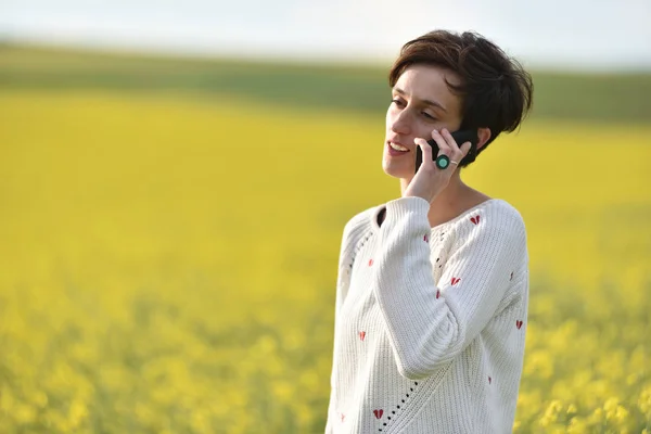 Woman talking on her smart phone — Stock Photo, Image