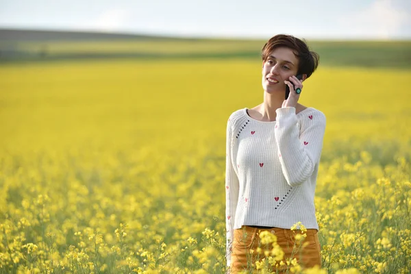 Nő beszél ő okos telefon — Stock Fotó