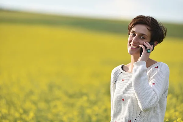 Woman talking on her smart phone — Stock Photo, Image