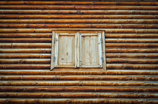 木制原木墙和百叶窗 — 图库照片