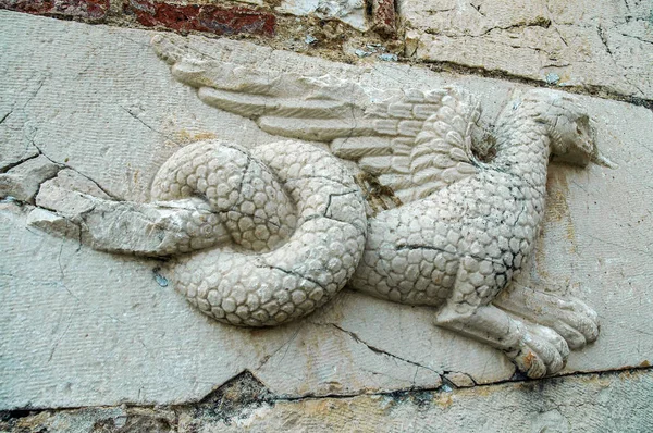 Relief eines Drachen auf uralter Mauer — Stockfoto