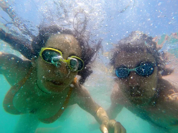 Пара веселится под водой в море — стоковое фото
