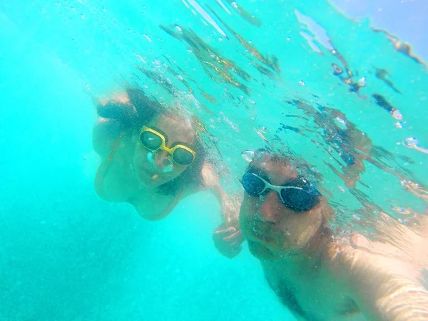 Casal nadando debaixo d 'água no mar — Fotografia de Stock