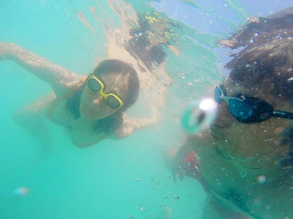 Couple having fun underwater in the sea — Stock Photo, Image