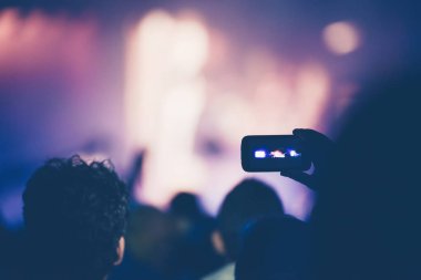 Konserin bir cep telefonu ile fan alma fotoğraf
