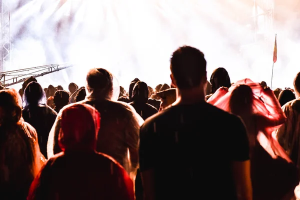 Cheering crowd in front of bright stage lights — Stock Photo, Image
