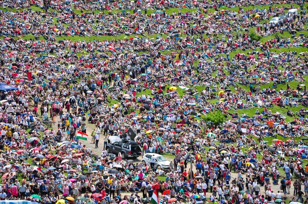 Katholische Pilger versammeln sich zum Pentecost-Fest — Stockfoto