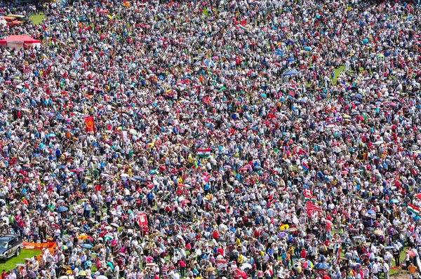 Catholic pilgrims gathering to celebrate the Pentecost — Stock Photo, Image