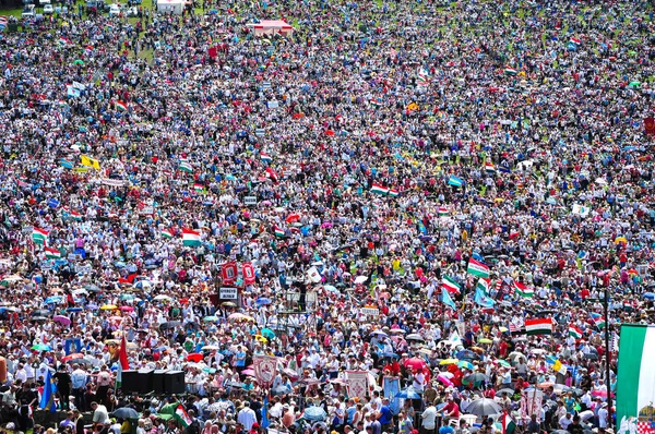 Katholische Pilger versammeln sich zum Pentecost-Fest — Stockfoto