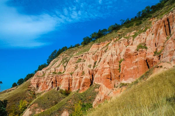 Rote Tonerde mit Dinosaurierfossilien. Geologisches Schutzgebiet — Stockfoto