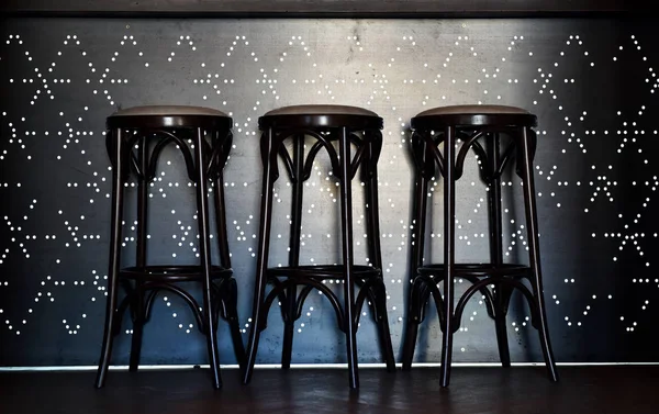 Bardisk med höga stolar i mysiga restaurang — Stockfoto