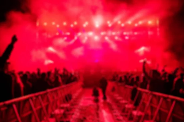 Menschenmenge bei Musikfestival verschwimmt — Stockfoto