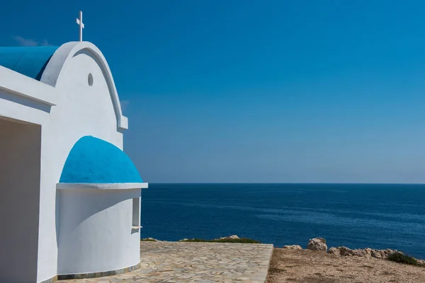 Capela caiada de branco perto do mar — Fotografia de Stock
