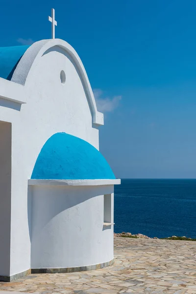 Белоснежная церковь у океана — стоковое фото