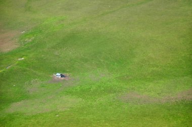 Yeşil çayır ve bir lodge görünümünü yukarıda 
