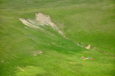 Yeşil çayır ve bir lodge robot 