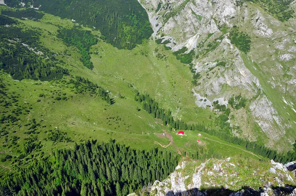 Spektakulära drönarvy mountain och en lodge — Stockfoto