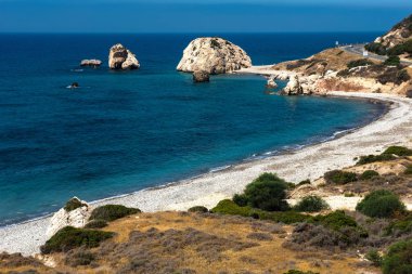 Petra tou Roumiou, Afrodit kayalıkları. Medi üzerinde kayalık sahil şeridi