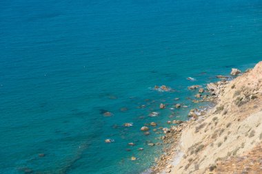 Kayalık bir yükseklik deniz ve kıyı şeridi görünümünden